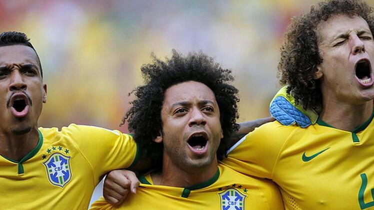 Es kann so schön sein, wenn Brasilianer singen: Wenn es darum geht, die Nationalhymne zu schmettern, sind die Elite-Kicker vom WM-Gastgeber schon Weltmeister. Foto: dpa/Kai Försterling