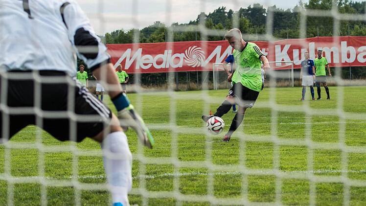 Florian Böhmer verwandelt einen Elfmeter.