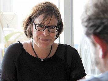 Die Sozialpädagogin Kerstin Ziegler berät einen jungen Vater.  Foto: Symbolfoto/Katharina Müller-Sanke