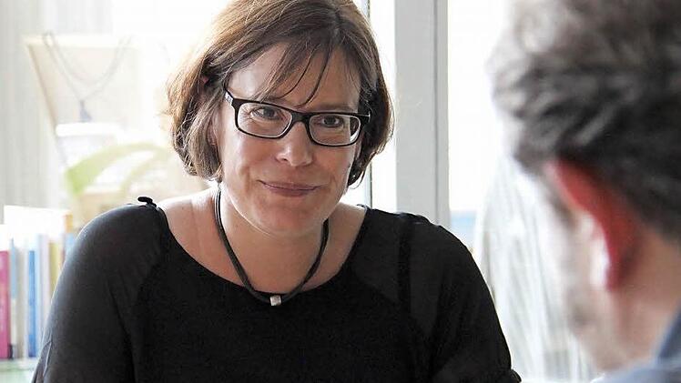 Die Sozialpädagogin Kerstin Ziegler berät einen jungen Vater.  Foto: Symbolfoto/Katharina Müller-Sanke