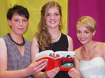 Die Einser-Absolventinnen (von links) Elena Müller, Selina Schuberth und Lena Weiß werfen einen Blick in den Jahresbericht der RS II.