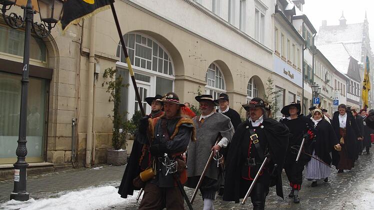 Die historischen Gruppen zogen vom Alten Rathaus zur Stadtpfarrkirche. Foto: Heike Schülein
