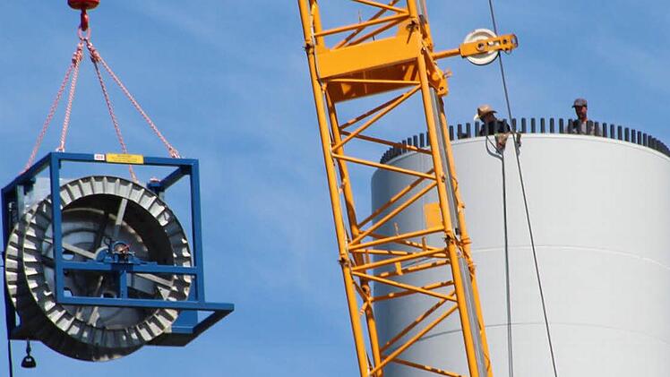 Die Spannglieder werden von einem 320-Tonnen-Kran bis über den 78 Meter hohen Betonturm gehoben.  Foto: Friedwald Schedel