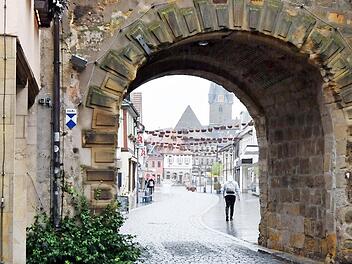 Vor dem Unteren Tor könnte der Marktplatz mit abnehmbaren Pfosten gesperrt werden. Foto: Andreas Welz