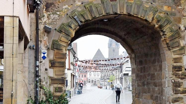 Vor dem Unteren Tor könnte der Marktplatz mit abnehmbaren Pfosten gesperrt werden. Foto: Andreas Welz