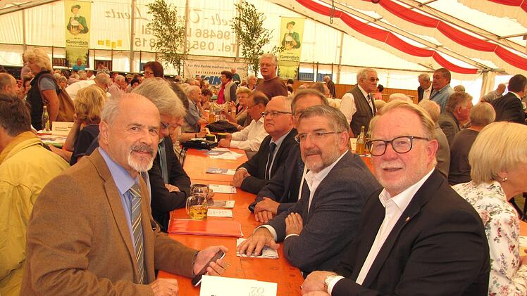 Die Politik erweist dem VdK-Kreisverband zum Jubiläum ihre Reverenz. Landtagsabgeordneter und Ex-Sozialstaatssekretär Jürgen W. Heike, Landrat Michael Busch und Bundestagsabgeordneter Hans Michelbach. Hinter Heike sitzt der bayerische VdK-Landesgeschäftsführer Michael Pausder (verdeckt). Foto: Martin Koch