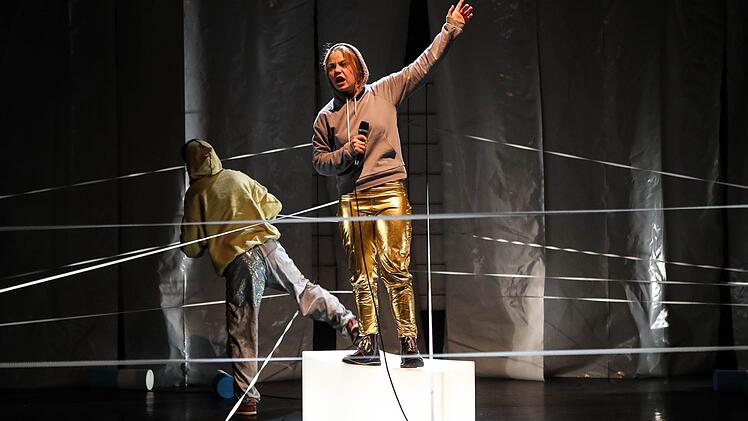 Szene aus "4.48 Psychose" im Coburger Theater in der Reithalle Foto:  Henning Rosenbusch