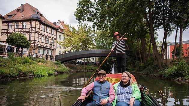 Der Bamberger Gondolieri J&uuml;rgen Riegel rudert mit dem Paar Claus und Sylvia Simon aus Gr&auml;fenberg zu ihrer Perlenhochzeit &uuml;ber die Regnitz durch die Altstadt von Bamberg. Foto: Nicolas Armer/dpa