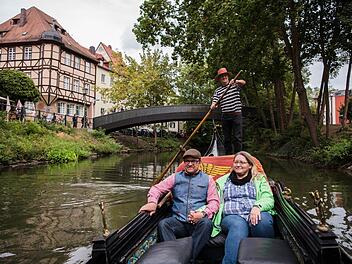 Der Bamberger Gondolieri Jürgen Riegel rudert mit dem Paar Claus und Sylvia Simon aus Gräfenberg zu ihrer Perlenhochzeit über die Regnitz durch die Altstadt von Bamberg. Foto: Nicolas Armer/dpa