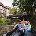 Der Bamberger Gondolieri Jürgen Riegel rudert mit dem Paar Claus und Sylvia Simon aus Gräfenberg zu ihrer Perlenhochzeit über die Regnitz durch die Altstadt von Bamberg. Foto: Nicolas Armer/dpa
