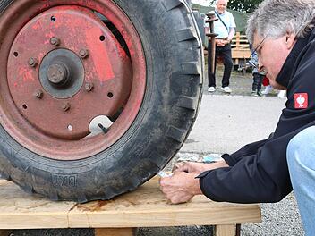 Das Pr&auml;zisionsfahren mit dem Traktor zog viele Zuschauer an. Hier wird der Abstand gemessen.
