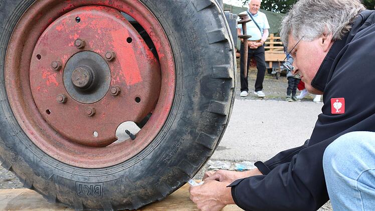 Das Pr&auml;zisionsfahren mit dem Traktor zog viele Zuschauer an. Hier wird der Abstand gemessen.