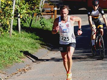 Beim Auf und Ab in den Weinbergen zwischen Zeil und Steinbach gab es für einen Läufer der Spitzengruppe im letzten Jahr sogar eine Fahrradbegleitung. Foto: Günther Geiling