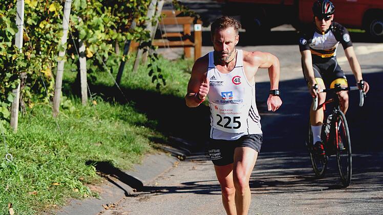 Beim Auf und Ab in den Weinbergen zwischen Zeil und Steinbach gab es für einen Läufer der Spitzengruppe im letzten Jahr sogar eine Fahrradbegleitung. Foto: Günther Geiling