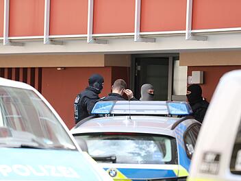 SEK-Einsatz in N&uuml;rnberg: Mann verschanzt sich in Wohnung - Polizei riegelt Gegend ab