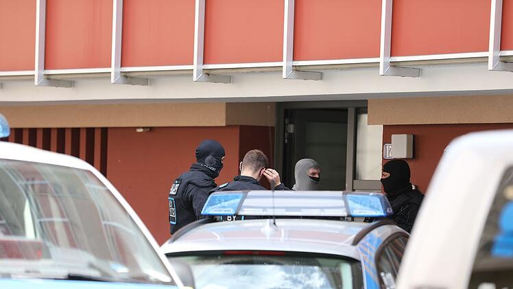 SEK-Einsatz in N&uuml;rnberg: Mann verschanzt sich in Wohnung - Polizei riegelt Gegend ab