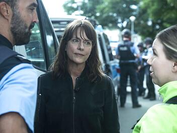 Dieser "Polizeiruf" geht an die Nieren: Kommissarin Brasch (Claudia Michelsen, zweite von links) bekommt es mit einem jugendlichen Amokläufer zu tun, der an seiner Schule Menschen erschießt. Es ist nicht ganz klar, was sein weiterer Plan ist. Auch die Zuschauer bleiben lange im Ungewissen.