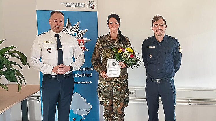 Zerrte ihn von A3: Soldatin rettet Motorradfahrer (20) nach Unfall das Leben