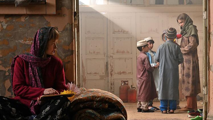 Die Arbeit von Shelter Now in Afghanistan bestand auch in der Betreuung von Waisenkindern. Viele hatten ihre Eltern durch den Krieg verloren. Silke Vopel (Laura Louisa Garde, links) und Katrin Jelinek (Leonie Krieg, rechts) basteln mit den Kindern Blumen aus Seidenpapier.