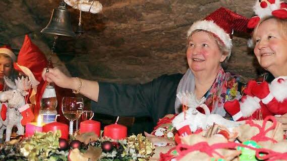 Anneliese und Margarethe läuten die Nikolaus-Bescherung ein. Sie haben Säckchen mit Süßem und Plüsch-Nikoläuse mitgebracht.