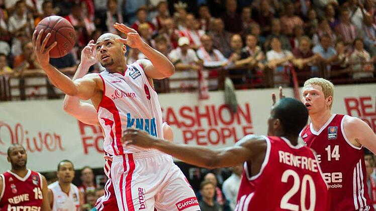 Maurice Stuckey gegen die Bamberger Defense.  Foto: Tobias Köpplinger