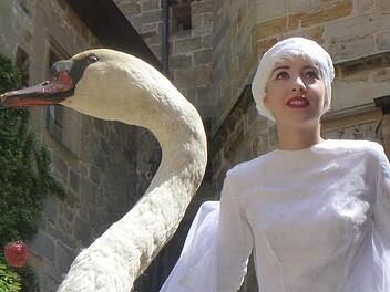 Leonie Schwandt spielt den Schwan im Fensterstück zur Eröffnung der Kulturwochen. Foto: Katharina Müller-Sanke