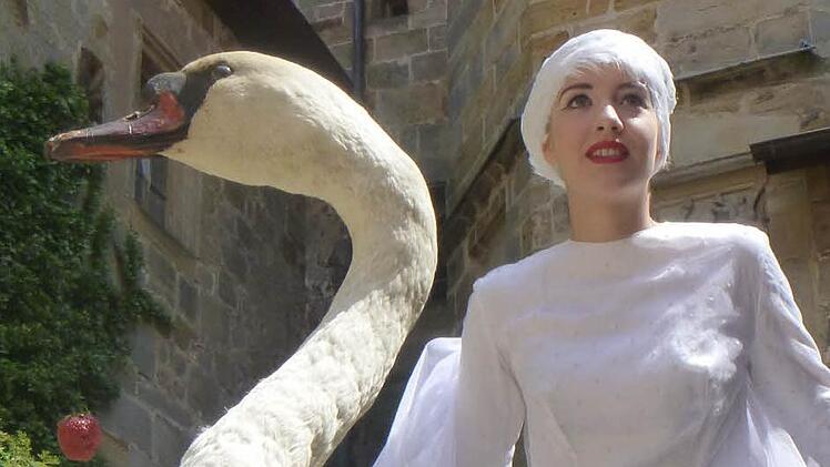 Leonie Schwandt spielt den Schwan im Fensterstück zur Eröffnung der Kulturwochen. Foto: Katharina Müller-Sanke