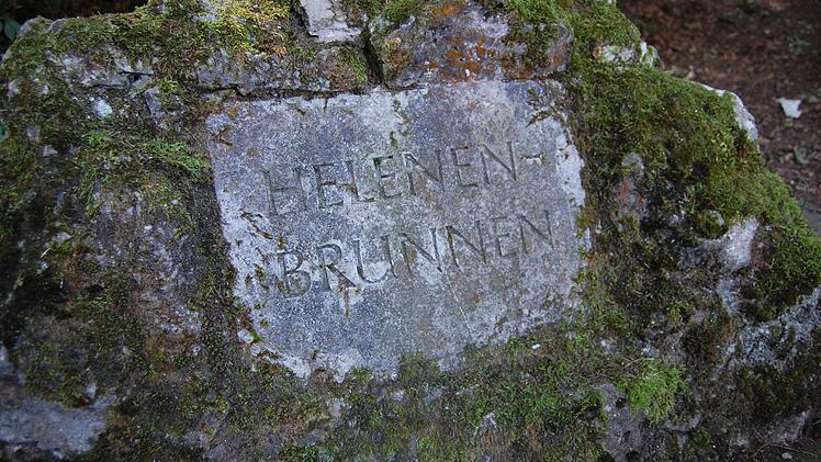 Das alte Steinschild des Helenenbrunnens.