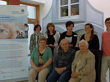 Modellprojekt: Anni Lenhardt, Bruno Reichert, Ilse Wörner (vorn v.l.), Hildegard Denison, Sabine Kampmann, Dagmar Schirling, Anna-Maria Koob-Matthes Luisa Thederan (hinten v.l.) Foto: Albert