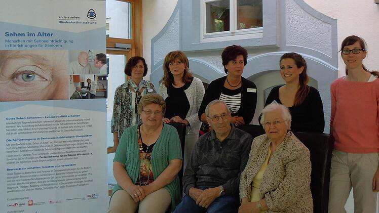 Modellprojekt: Anni Lenhardt, Bruno Reichert, Ilse Wörner (vorn v.l.), Hildegard Denison, Sabine Kampmann, Dagmar Schirling, Anna-Maria Koob-Matthes Luisa Thederan (hinten v.l.) Foto: Albert
