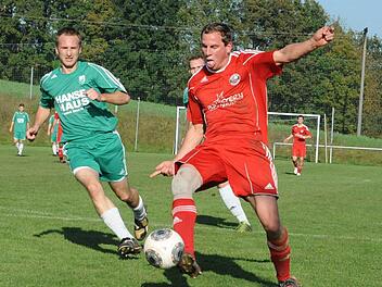 Auf der Verfolgung: Andreas Weigand (links, FC Untererthal) versucht Obererthals Torjäger Andreas Graup auf dem Weg zum Tor zu stoppen. Foto: Hopf
