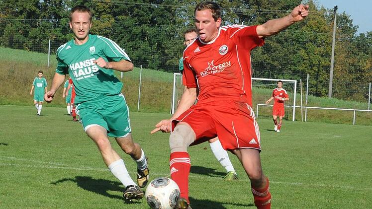 Auf der Verfolgung: Andreas Weigand (links, FC Untererthal) versucht Obererthals Torjäger Andreas Graup auf dem Weg zum Tor zu stoppen. Foto: Hopf