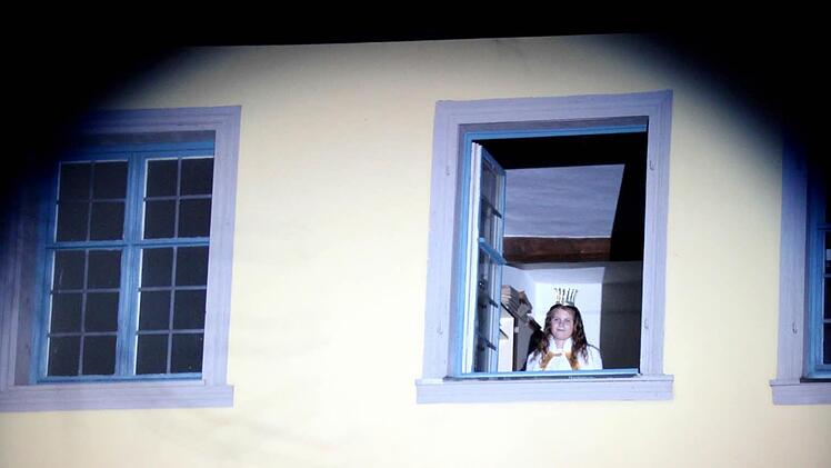 Christkind Hannah (oben) spricht seinen Prolog aus einem Fenster des hell beleuchteten Schlosses in Adelsdorf.  Fotos: Johanna Blum