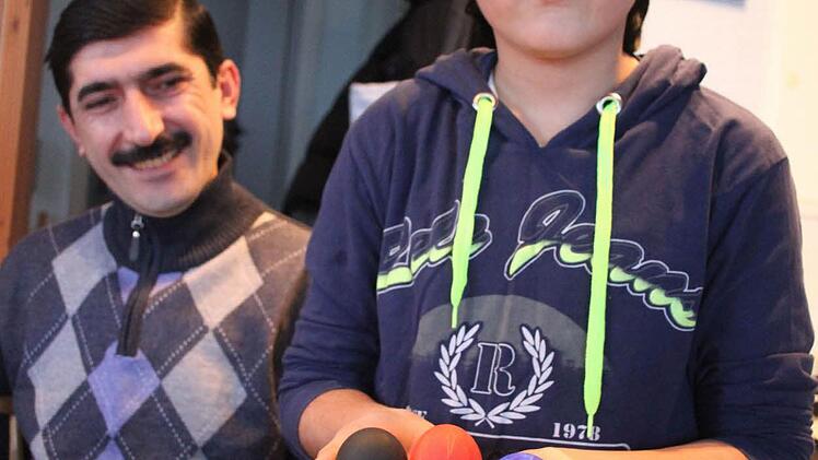 Siamand (11) zeigt seinem Vater Walid Daoud (40) die selbst bemalten Ostereier. Auch in der jesidischen Religion werden Eier bemalt - allerdings feiern die Jesiden nicht Ostern, sondern am Mittwoch nach dem 14. April Neujahr. Und bei diesem Fest werden bunte Eier für die Kinder versteckt .