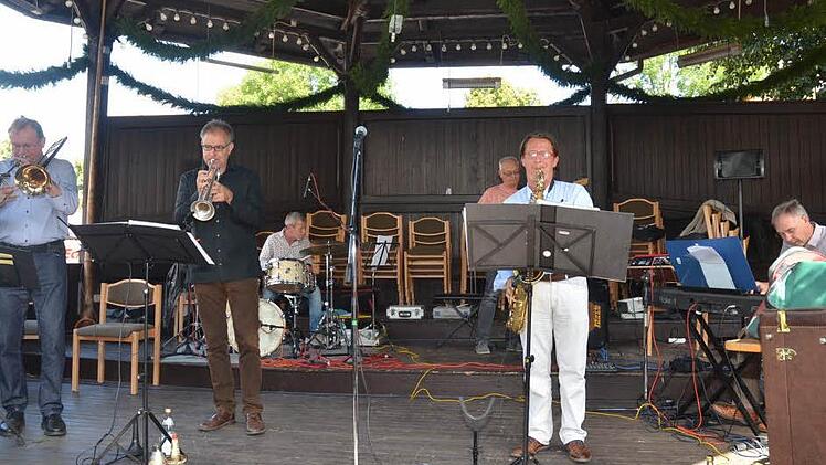 Mit eigenen Swing-Arrangements begeisterte die Gruppe Big Bonn Special ihre Zuhörer beim Freischießen in Kronach. Foto: Karl-Heinz Hofmann