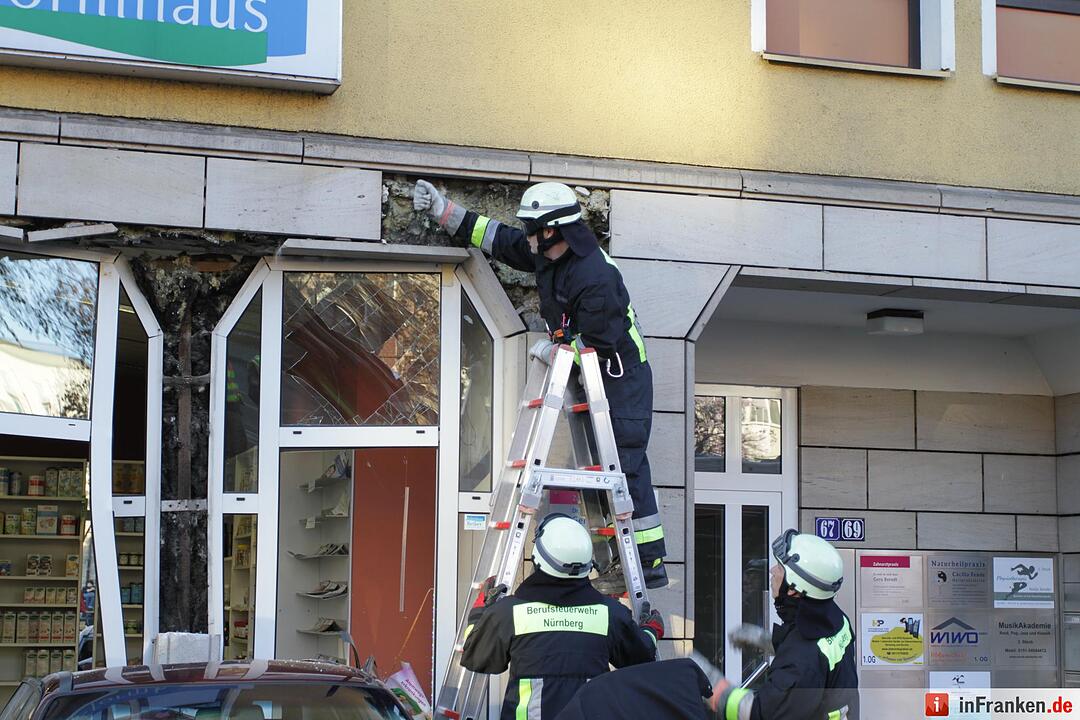 Auto kracht rückwärts in Reformhaus