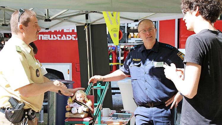 Bei der großen Geräte- und Fahrzeugschau am Anger hatten die Besucher die Möglichkeit, sich auch über Sicherheitsfragen zu informieren, wie hier über die richtige Handhabung von Kindersitzen im Auto.