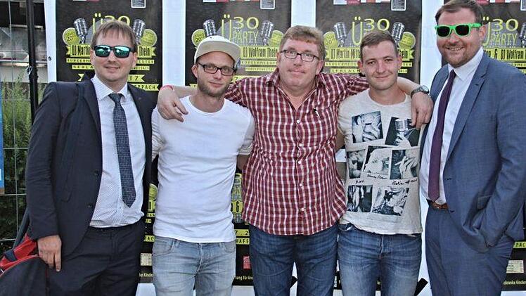 Cool, die beiden Gemeindeoberhäupter Wolfram Thein (links) aus Maroldsweisach und Martin Mittag (rechts) aus Seßlach hier mit dem "Ideengeber" der Benefizwochen beim SV Hafenpreppach, Ralf Schoof (Mitte) und weiteren Helfern.