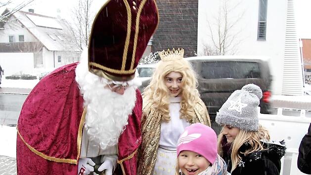 Der Nikolaus und das Christkind kamen zu Besuch. Foto: Richard S&auml;nger