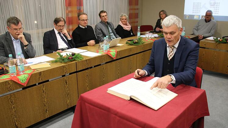Bürgermeister Bernhard Storath trägt seinen Namen ins Goldene Buch ein.Matthias Einwag