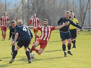 Hatte eingesteckt, aber auch ausgeteilt: Fuchsstadts Simon Häcker (Bildmitte) im Spiel gegen den ESV Ansbach-Eyb.ssp
