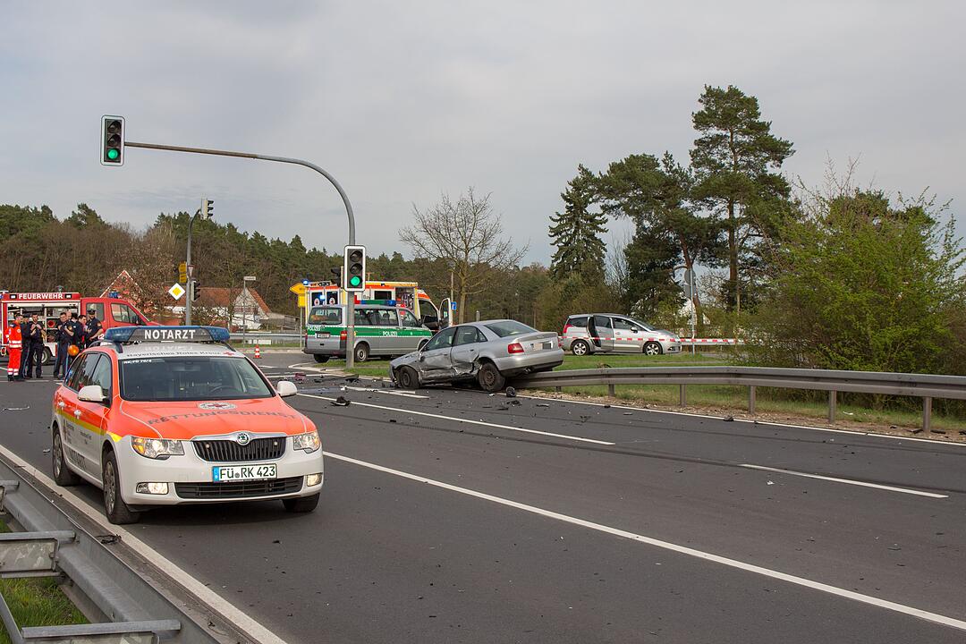 Tödlicher Unfall bei Zirndorf: Motorradfahrer stirbt nach Kollision mit Polizeiauto