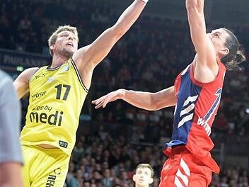 Der Bayreuther Lukas Meisner (links) streckt sich bei einem Korbleger von Nihad Djedovic vergeblich.  Foto: Peter Mularczyk