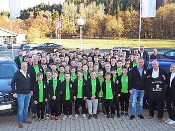 Gro&szlig;e Freude bei der Spenden&uuml;bergabe von &uuml;ber 100 Hoodies an die JFG Rennsteig durch das Autohaus Vetter in Pressig. Foto: Heike Sch&uuml;lein