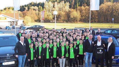 Gro&szlig;e Freude bei der Spenden&uuml;bergabe von &uuml;ber 100 Hoodies an die JFG Rennsteig durch das Autohaus Vetter in Pressig. Foto: Heike Sch&uuml;lein