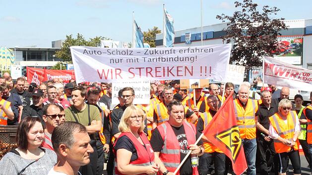 "Schade, dass es soweit kommen musste", steht auf dem Schild eines Streikenden: Der Gesch&auml;ftsf&uuml;hrer des Mercedesh&auml;ndlers Auto Scholz will den seit zw&ouml;lf Jahren bestehenden Tarifvertrag nicht fortf&uuml;hren.  Foto: M. Klein