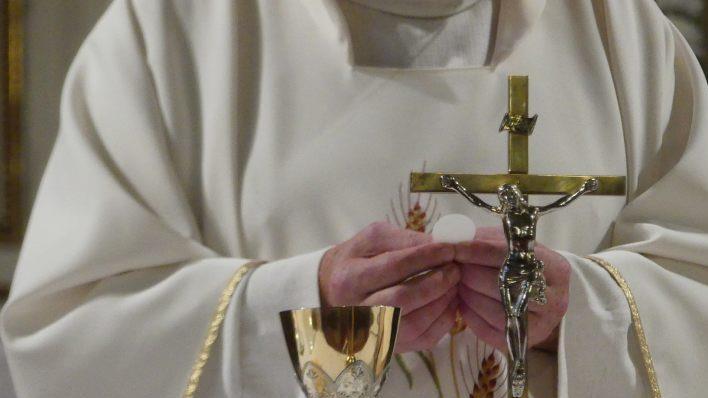 An der Grenze des bisher Denkbaren? Geht der Papst auf die Empfehlungen der Amazonas-Synode ein, könnten zukünftig auch verheiratete Männer zu Priestern geweiht werden. Symbolfoto: Pixabay