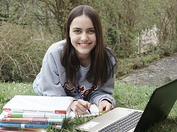 Natürlich verliefen die drei Wochen "Schulzeit daheim" auch für Dana Sitte aus Bad Brückenau nicht so entspannt, wie es im Bild den Anschein macht. Aber eine besondere Erfahrung war die Zeit für sie und andere Schüler schon. Foto: Steffen Standke