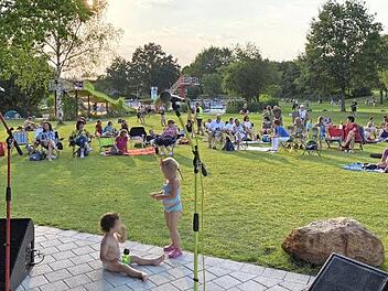 Sundowner mit Musik beim Kultur-Picknick im Wellenfreibad. Dem Publikum gefällt es. Foto: privat