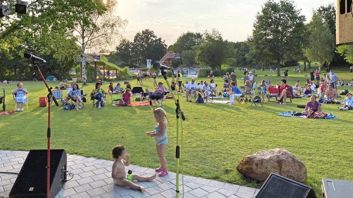 Sundowner mit Musik beim Kultur-Picknick im Wellenfreibad. Dem Publikum gefällt es. Foto: privat